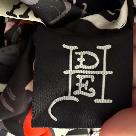 🆕Ed Hardy Born Free Multi-purpose Scarf in
"Love Kills Slowly Prints 43X43🆕 - Picture 10 of 10